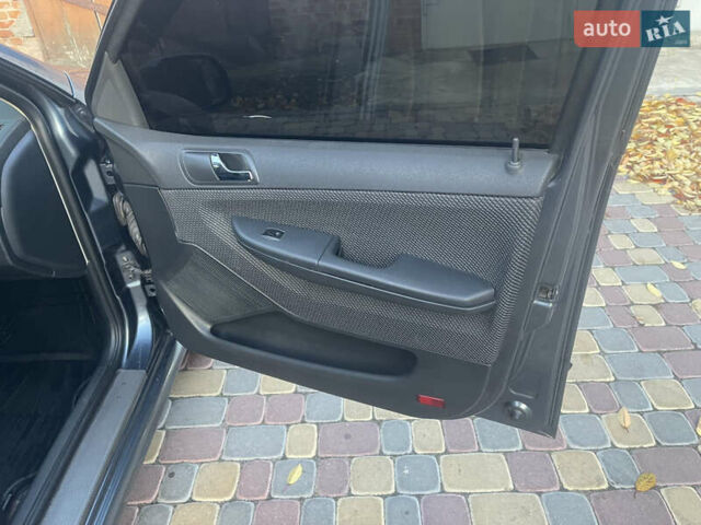 Серый Шкода Фабия, объемом двигателя 1.39 л и пробегом 197 тыс. км за 3950 $, фото 3 на Automoto.ua