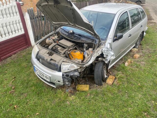 Сірий Шкода Фабія, об'ємом двигуна 1.4 л та пробігом 252 тис. км за 1300 $, фото 3 на Automoto.ua