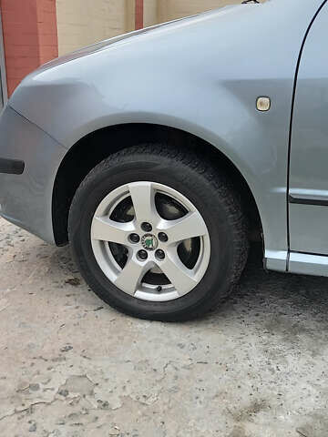 Серый Шкода Фабия, объемом двигателя 1.39 л и пробегом 157 тыс. км за 4900 $, фото 3 на Automoto.ua