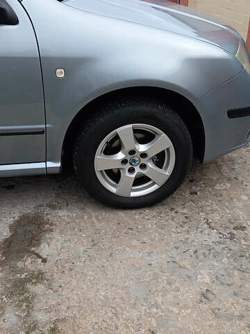 Серый Шкода Фабия, объемом двигателя 1.39 л и пробегом 157 тыс. км за 4900 $, фото 1 на Automoto.ua