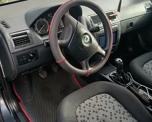 Серый Шкода Фабия, объемом двигателя 1.39 л и пробегом 297 тыс. км за 3800 $, фото 2 на Automoto.ua