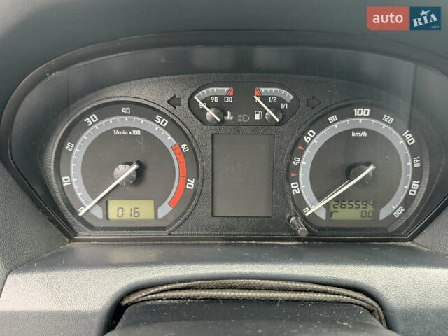 Серый Шкода Фабия, объемом двигателя 1.4 л и пробегом 266 тыс. км за 3998 $, фото 15 на Automoto.ua