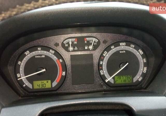 Серый Шкода Фабия, объемом двигателя 1.4 л и пробегом 198 тыс. км за 5200 $, фото 4 на Automoto.ua