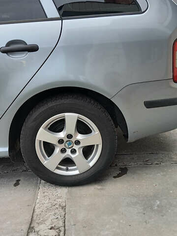 Серый Шкода Фабия, объемом двигателя 1.39 л и пробегом 157 тыс. км за 4900 $, фото 4 на Automoto.ua