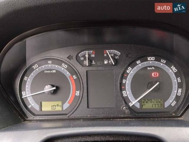 Серый Шкода Фабия, объемом двигателя 1.39 л и пробегом 229 тыс. км за 4500 $, фото 12 на Automoto.ua