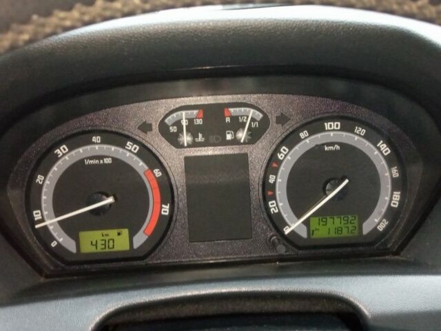 Серый Шкода Фабия, объемом двигателя 1.4 л и пробегом 198 тыс. км за 5200 $, фото 5 на Automoto.ua