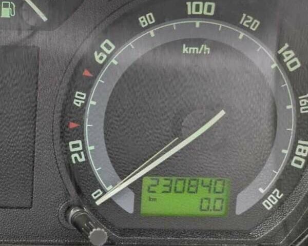 Серый Шкода Фабия, объемом двигателя 1.39 л и пробегом 230 тыс. км за 5000 $, фото 6 на Automoto.ua