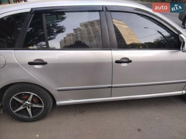 Сірий Шкода Фабія, об'ємом двигуна 1.39 л та пробігом 300 тис. км за 4250 $, фото 5 на Automoto.ua