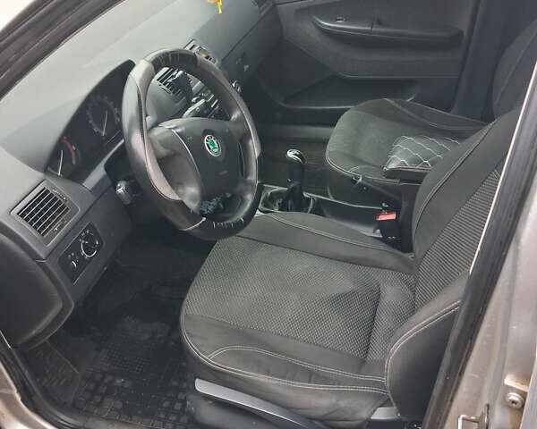 Серый Шкода Фабия, объемом двигателя 1.2 л и пробегом 224 тыс. км за 4000 $, фото 5 на Automoto.ua