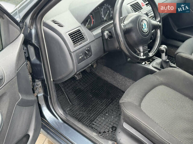 Серый Шкода Фабия, объемом двигателя 1.4 л и пробегом 266 тыс. км за 3998 $, фото 8 на Automoto.ua