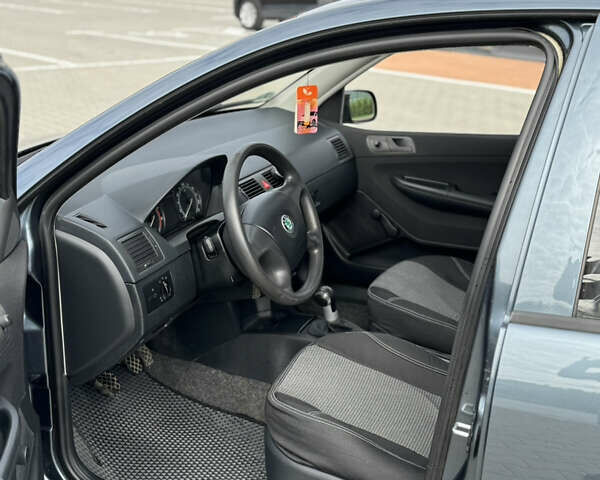 Серый Шкода Фабия, объемом двигателя 1.39 л и пробегом 220 тыс. км за 4200 $, фото 16 на Automoto.ua