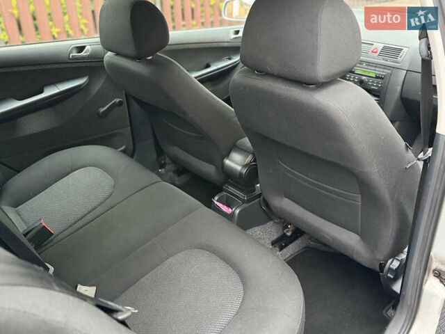 Серый Шкода Фабия, объемом двигателя 1.4 л и пробегом 218 тыс. км за 5700 $, фото 35 на Automoto.ua