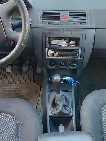 Серый Шкода Фабия, объемом двигателя 1.4 л и пробегом 290 тыс. км за 4000 $, фото 5 на Automoto.ua