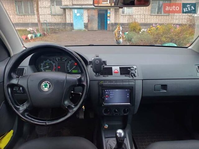 Серый Шкода Фабия, объемом двигателя 1.4 л и пробегом 280 тыс. км за 4300 $, фото 7 на Automoto.ua