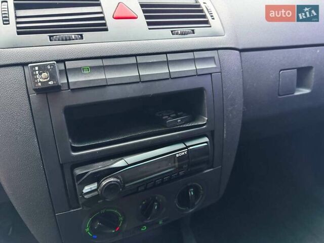 Серый Шкода Фабия, объемом двигателя 1.2 л и пробегом 246 тыс. км за 3290 $, фото 14 на Automoto.ua