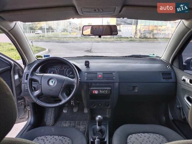 Серый Шкода Фабия, объемом двигателя 1.39 л и пробегом 277 тыс. км за 4800 $, фото 5 на Automoto.ua