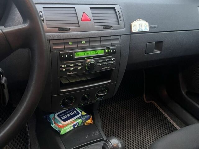 Серый Шкода Фабия, объемом двигателя 1.2 л и пробегом 193 тыс. км за 3200 $, фото 4 на Automoto.ua