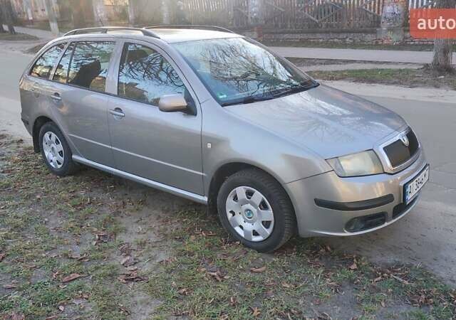 Серый Шкода Фабия, объемом двигателя 1.39 л и пробегом 217 тыс. км за 4900 $, фото 1 на Automoto.ua