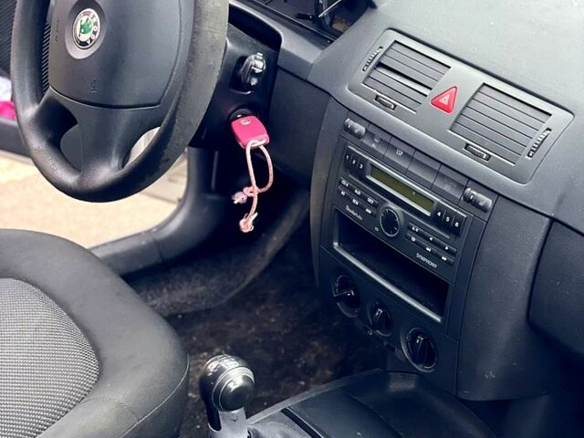 Серый Шкода Фабия, объемом двигателя 1.4 л и пробегом 226 тыс. км за 4550 $, фото 7 на Automoto.ua