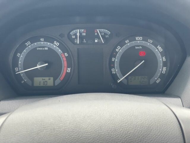 Серый Шкода Фабия, объемом двигателя 1.4 л и пробегом 231 тыс. км за 4500 $, фото 9 на Automoto.ua