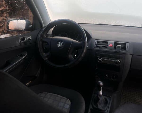 Сірий Шкода Фабія, об'ємом двигуна 1.39 л та пробігом 280 тис. км за 4500 $, фото 7 на Automoto.ua