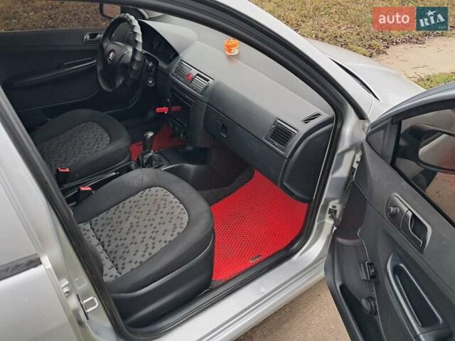 Серый Шкода Фабия, объемом двигателя 1.2 л и пробегом 220 тыс. км за 3999 $, фото 10 на Automoto.ua