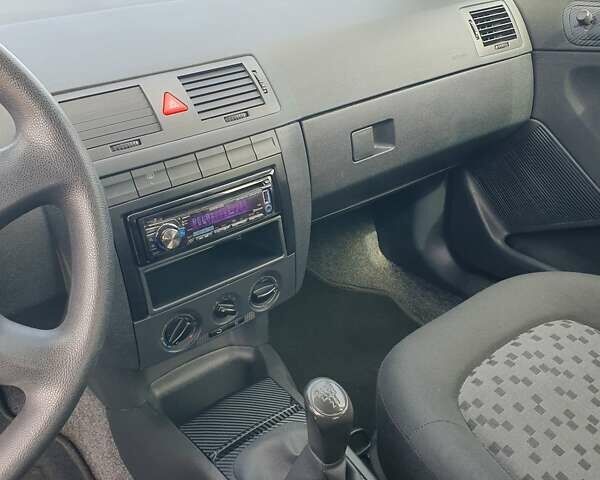 Серый Шкода Фабия, объемом двигателя 1.4 л и пробегом 200 тыс. км за 4900 $, фото 28 на Automoto.ua