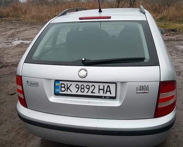 Сірий Шкода Фабія, об'ємом двигуна 1.39 л та пробігом 315 тис. км за 3900 $, фото 1 на Automoto.ua