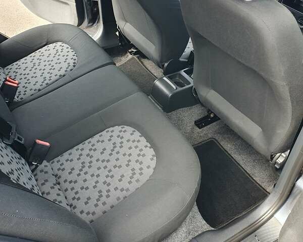 Серый Шкода Фабия, объемом двигателя 1.4 л и пробегом 200 тыс. км за 4900 $, фото 14 на Automoto.ua