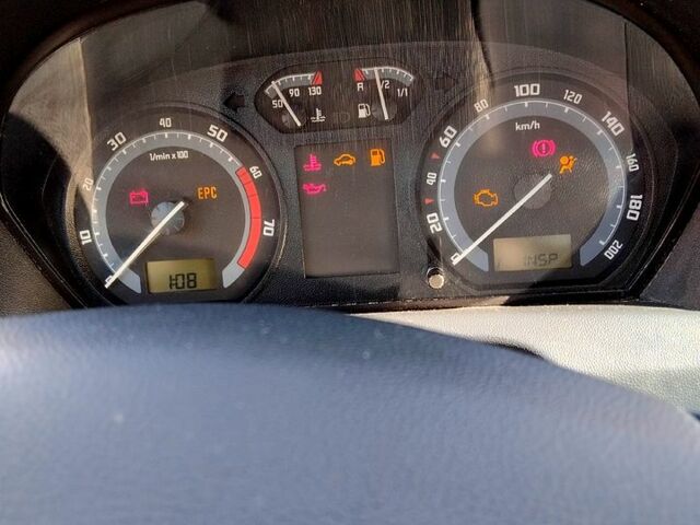 Серый Шкода Фабия, объемом двигателя 1.4 л и пробегом 208 тыс. км за 4400 $, фото 3 на Automoto.ua