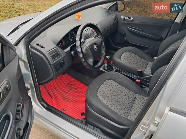 Серый Шкода Фабия, объемом двигателя 1.2 л и пробегом 220 тыс. км за 3999 $, фото 7 на Automoto.ua