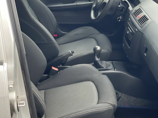 Серый Шкода Фабия, объемом двигателя 1.4 л и пробегом 231 тыс. км за 4500 $, фото 10 на Automoto.ua