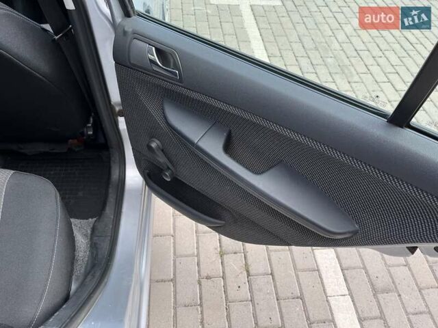 Сірий Шкода Фабія, об'ємом двигуна 1.42 л та пробігом 241 тис. км за 3800 $, фото 17 на Automoto.ua