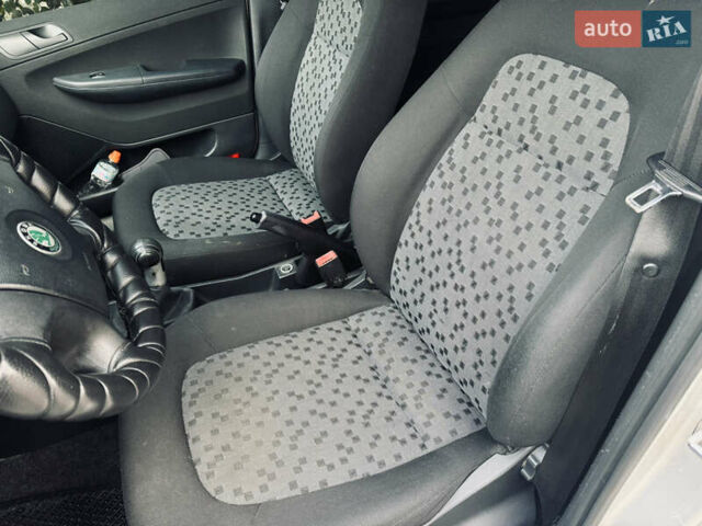 Сірий Шкода Фабія, об'ємом двигуна 1.39 л та пробігом 232 тис. км за 4100 $, фото 18 на Automoto.ua
