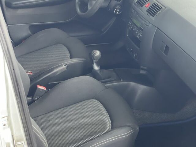 Серый Шкода Фабия, объемом двигателя 1.4 л и пробегом 231 тыс. км за 4500 $, фото 17 на Automoto.ua