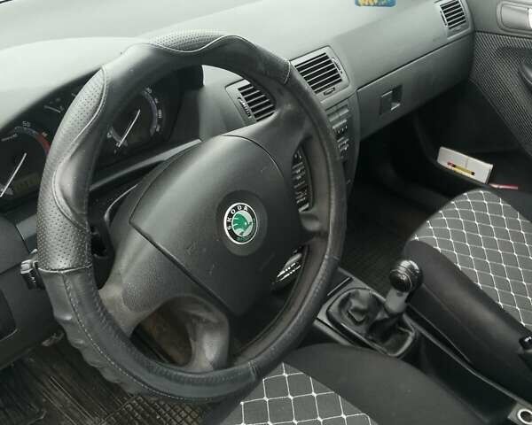 Сірий Шкода Фабія, об'ємом двигуна 1.39 л та пробігом 315 тис. км за 3900 $, фото 11 на Automoto.ua