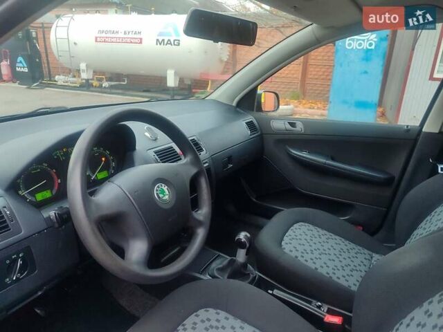 Сірий Шкода Фабія, об'ємом двигуна 1.39 л та пробігом 180 тис. км за 4440 $, фото 3 на Automoto.ua