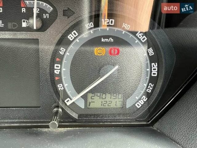 Сірий Шкода Фабія, об'ємом двигуна 1.42 л та пробігом 241 тис. км за 3800 $, фото 20 на Automoto.ua