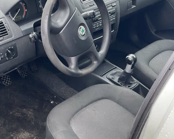 Серый Шкода Фабия, объемом двигателя 1.4 л и пробегом 226 тыс. км за 4550 $, фото 8 на Automoto.ua