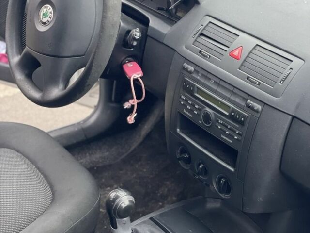 Серый Шкода Фабия, объемом двигателя 1.4 л и пробегом 226 тыс. км за 4550 $, фото 7 на Automoto.ua