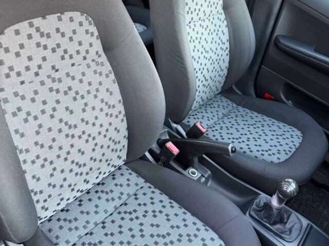 Серый Шкода Фабия, объемом двигателя 1.4 л и пробегом 190 тыс. км за 4300 $, фото 15 на Automoto.ua