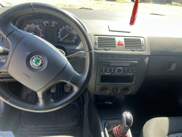 Серый Шкода Фабия, объемом двигателя 1.4 л и пробегом 268 тыс. км за 4850 $, фото 1 на Automoto.ua