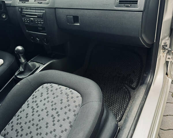 Сірий Шкода Фабія, об'ємом двигуна 1.39 л та пробігом 232 тис. км за 4100 $, фото 15 на Automoto.ua