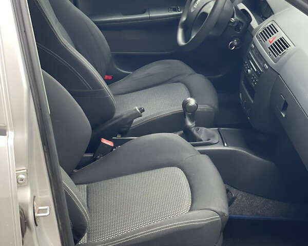 Серый Шкода Фабия, объемом двигателя 1.4 л и пробегом 231 тыс. км за 4500 $, фото 10 на Automoto.ua