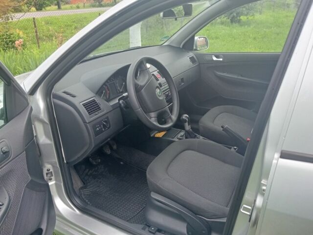 Серый Шкода Фабия, объемом двигателя 1.4 л и пробегом 183 тыс. км за 5360 $, фото 4 на Automoto.ua