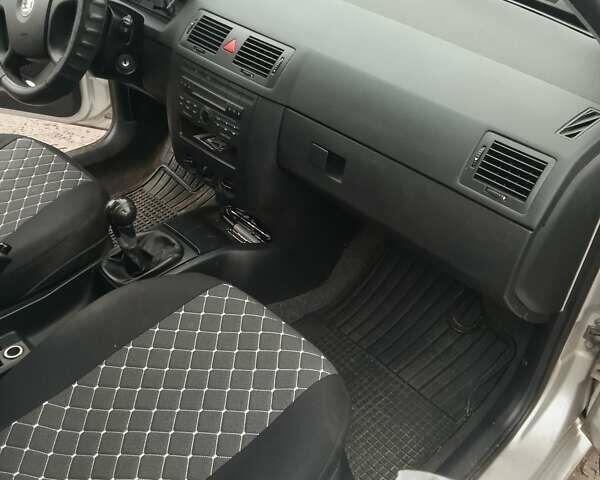 Сірий Шкода Фабія, об'ємом двигуна 1.39 л та пробігом 315 тис. км за 3900 $, фото 14 на Automoto.ua