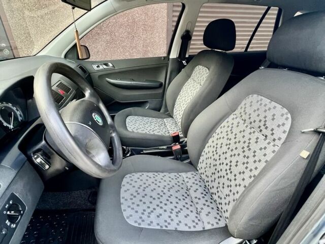 Серый Шкода Фабия, объемом двигателя 1.4 л и пробегом 167 тыс. км за 4299 $, фото 11 на Automoto.ua