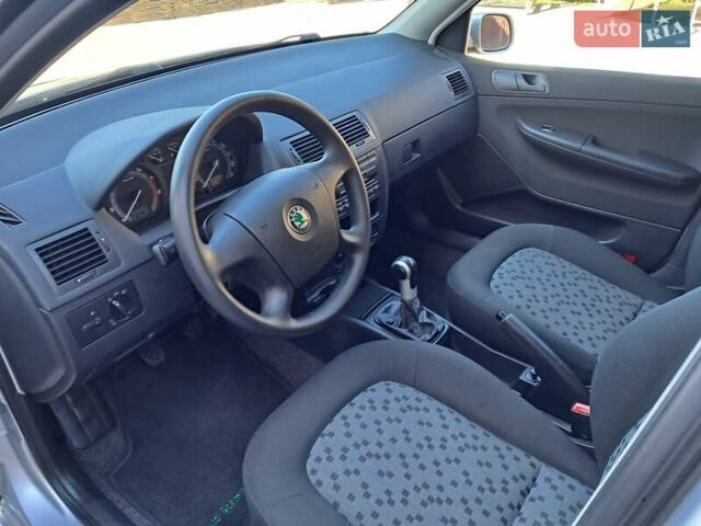 Серый Шкода Фабия, объемом двигателя 1.4 л и пробегом 174 тыс. км за 5000 $, фото 7 на Automoto.ua