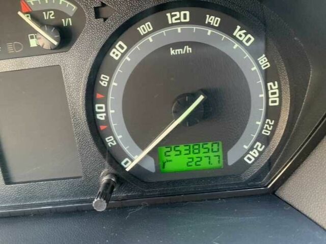 Серый Шкода Фабия, объемом двигателя 1.4 л и пробегом 253 тыс. км за 4900 $, фото 8 на Automoto.ua