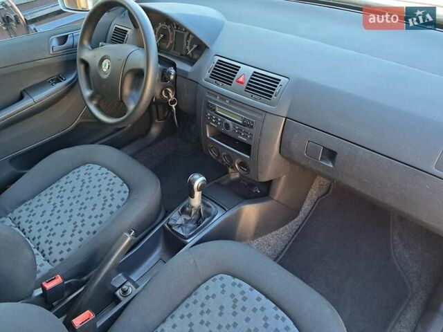 Серый Шкода Фабия, объемом двигателя 1.4 л и пробегом 174 тыс. км за 5000 $, фото 8 на Automoto.ua